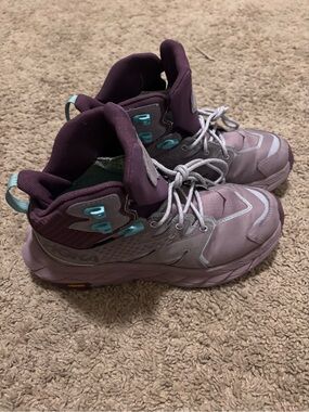 HOKA Wmns Anacapa Mid GORE-TEX hiking boots in the "Elderberry / Grape Wine